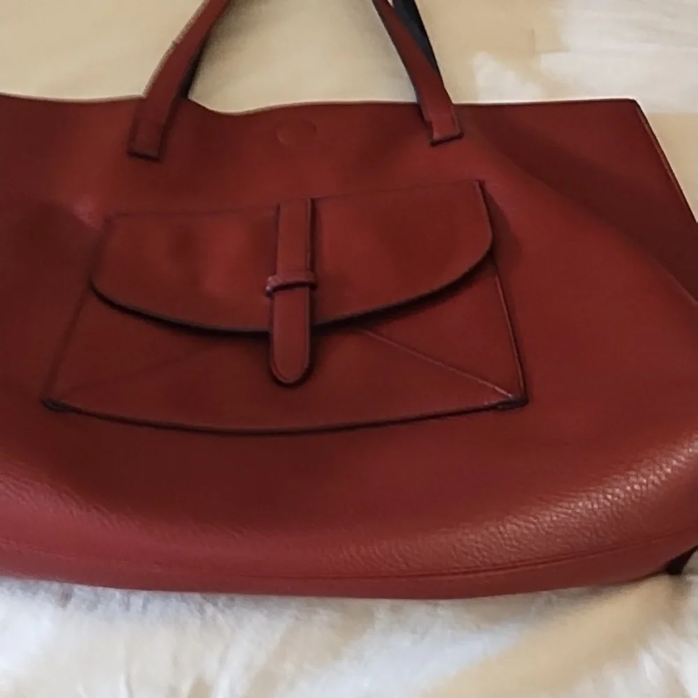 G.H. BASS&CO. WOMEN TOTE BAG NEW, NEVER USED. EXTRA LARGE. FAUX LEATHER.